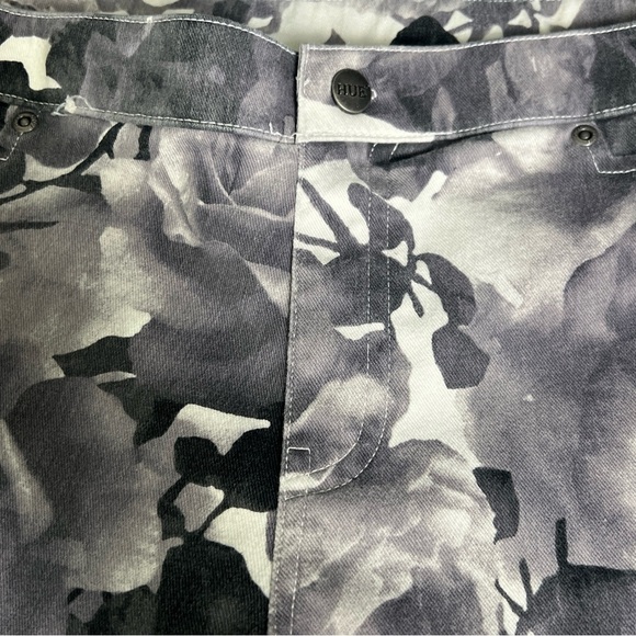 HUE Ladies Gray/White Floral Leggings/Jeggings - Size Large. - Picture 9 of 15